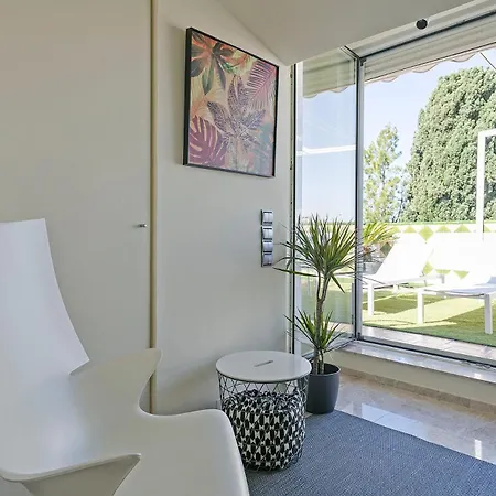 Penthouse Apartment *